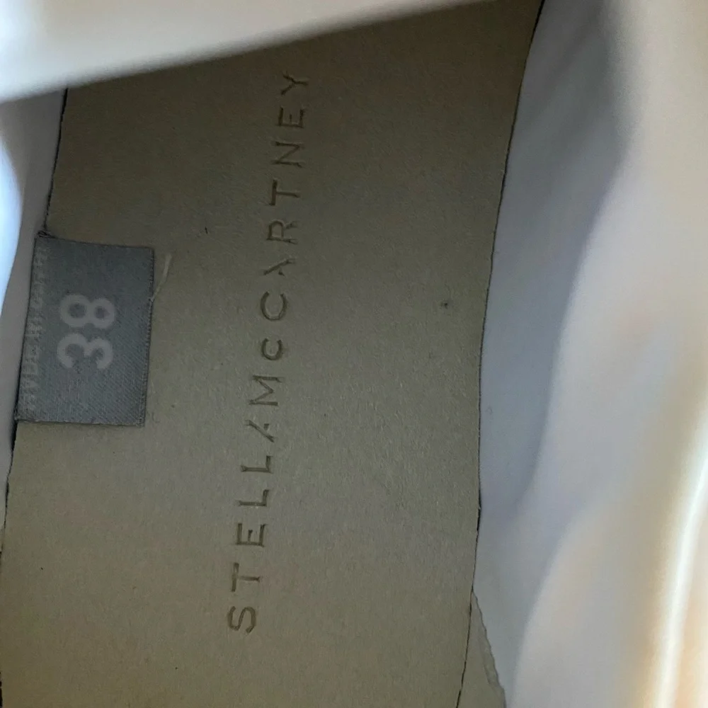 Beautiful 100% authentic sneakers. Excellent like new condition. - Picture 5 of 5